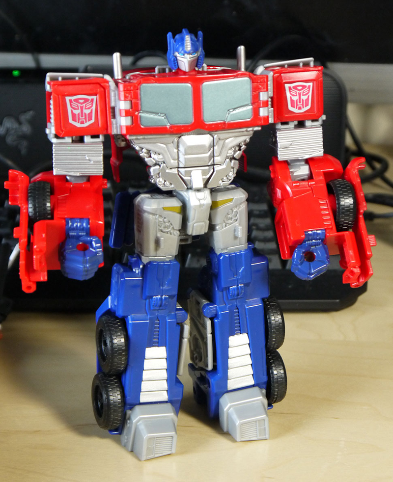 Illustration for article titled The Latest Transformers Line Combines Everything '80s Kids Loved